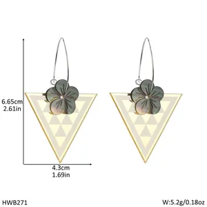 Detailansicht der Muschel-Ohrringe mit Maßen: 6,65 cm Höhe und 4,3 cm Breite