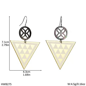 Detailansicht der geometrischen Ohrringe mit Maßen von 7,1 cm Länge und 4,3 cm Breite