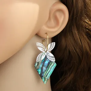 Detail von Perlmutt-Ohrring in Rautenform mit geometrischer Blume und Goldhaken