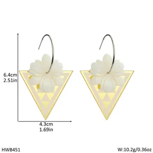 Detailansicht großer gelber Acryl-Ohrringe mit weißer Blume und Größenangaben in Zentimetern