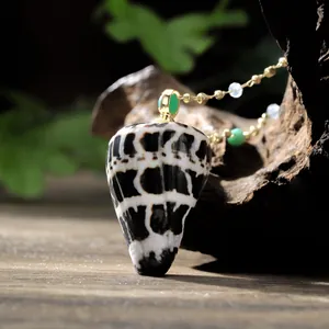 Collier avec pendentif en coquillage naturel, perles de cristal vert et chaîne dorée