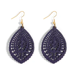 Boucles d'oreilles en bois bleu foncé avec des motifs géométriques ajourés fins
