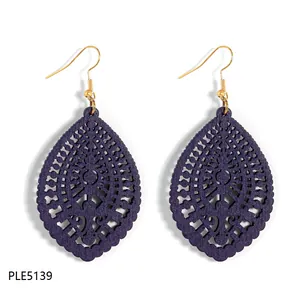 Boucles d'oreilles pendantes en bois ajouré bleu foncé avec crochets dorés style bohème