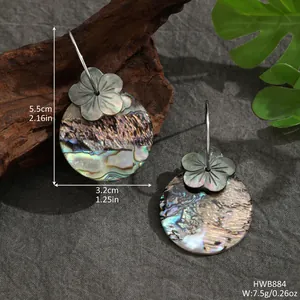 Detailansicht der Abalone-Muschel-Ohrringe mit Maßen 5,5cm Länge und Blumenstecker