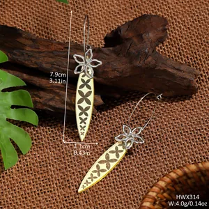 Detailansicht der langen Ohrhänger mit silbernen Blumen und geometrischem Muschelmuster