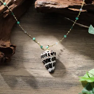 Collier avec pendentif coquillage naturel et perles de cristal vert sur chaîne dorée