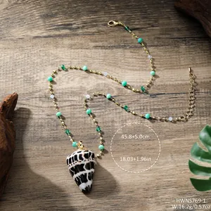Collier bohème avec pendentif coquillage naturel et perles de cristal vert sur chaîne dorée