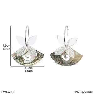 Detailansicht der Muschel-Ohrhänger mit Maßen von 4,9cm x 4,1cm und einem Gewicht von 7,1g