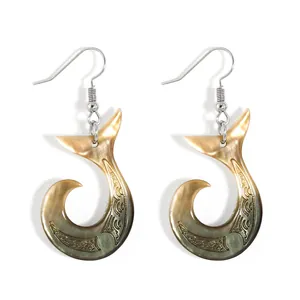 Boucles d'oreilles tortue hawaïenne en nacre irisée avec motifs tribaux et crochets argentés