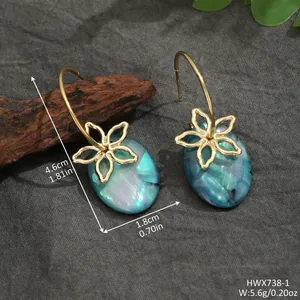 Detailansicht der goldenen Blumenohrringe mit Muschelstruktur und Abmessungen