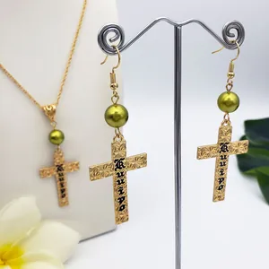 Hawaïaanse kruis sieradenset met Kuuipo gravure, gouden hanger en groene parelkralen