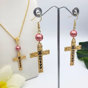 Hawaïaanse Kuuipo kruis sieradenset met roze parels inclusief ketting en oorbellen