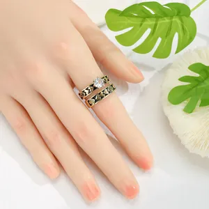 Set di anelli hawaiani retrò dorati con zircone e incisioni nere indossati sulla mano