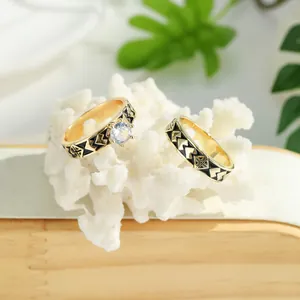 Set di anelli hawaiani placcati oro con motivi in smalto nero e pietra di zircone
