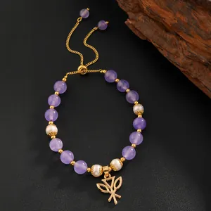 Détail du bracelet en améthyste et perles avec breloque fleur dorée et chaîne ajustable
