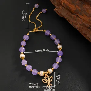 Détail du bracelet en améthyste et perles avec perles dorées et pendentif floral