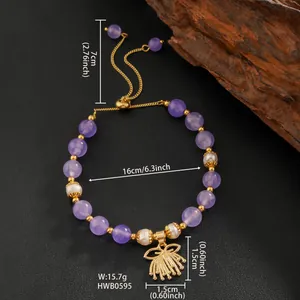 Bracelet en perles d'améthyste et perles naturelles sur fond noir avec décor en bois naturel