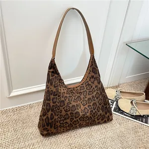Große Shopper-Tasche mit Leopardenmuster und braunem Trageriemen in modernem Design