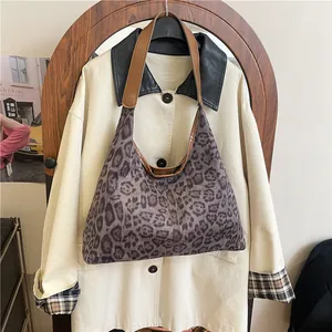 Braune und violette Hobo-Tasche mit Leopardenmuster und braunem Kunstleder-Schultergurt