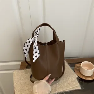 Sac seau en cuir marron avec foulard à pois élégant et bandoulière réglable