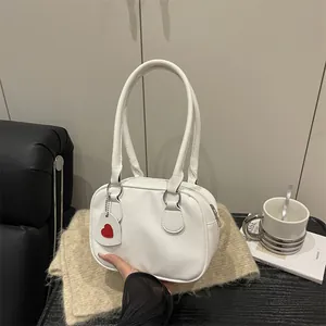 Sac à main minimaliste blanc à motif litchi avec pendentif cœur rouge pour femmes