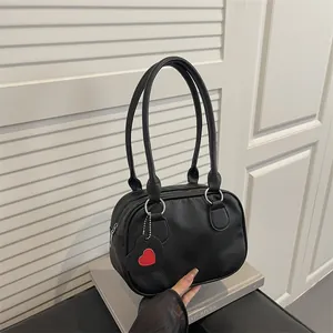 Sac à main noir à motif litchi avec ferrures argentées et pendentif en forme de cœur