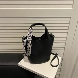 Sac seau classique noir en cuir à motif litchi avec détail foulard en soie à pois