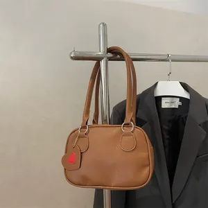 Sac à main marron texture litchi avec breloque cœur et anneaux en métal argent
