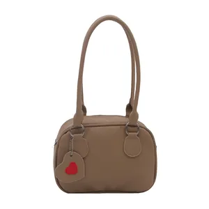 Sac à main en cuir PU marron avec pendentif cœur et bandoulières pour le quotidien