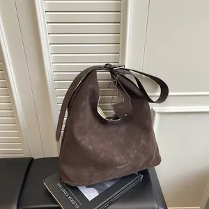 Sac à épaule en daim marron foncé rétro avec large bandoulière et design hobo chic