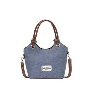 Sac seau en denim pour femme avec poignées en cuir marron et bandoulière