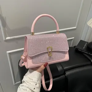 Rosa kleine quadratische Handtasche aus Leder mit glitzernder Strassklappe und Goldschnalle