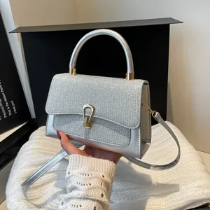Schicke silberne Pailletten-Handtasche mit Hufeisenschnalle für Crossbody-Tragekomfort