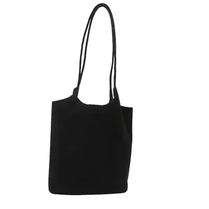 Borsa a secchiello tote nera opaca minimalista con tracolla lunga su sfondo bianco