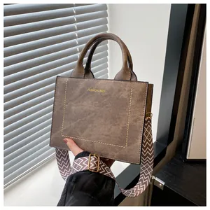 Vintage bruine leren damestas met een trendy brede geometrische schouderriem