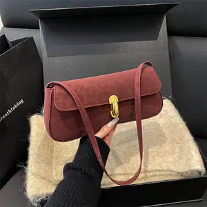 Sac baguette rétro en daim bordeaux avec boucle dorée élégante et bandoulière fine