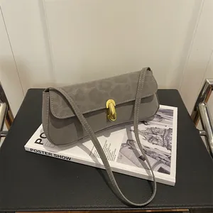 Sac sous le bras minimaliste en daim gris avec boucle dorée et bandoulière