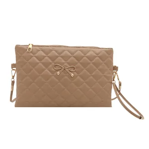 Sac à bandoulière matelassé kaki avec nœud doré et bandoulière amovible