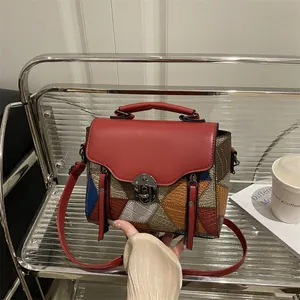 Borsa a mano da donna alla moda con patta rossa e design geometrico a trama in rilievo