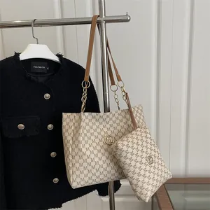 Elegante borsa tote beige con stampa a motivo M e tracolla a catena dorata da donna