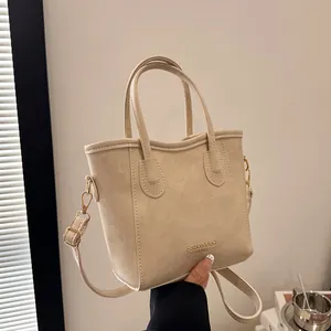 Sac seau élégant crème avec finitions dorées et bandoulière réglable pour femme
