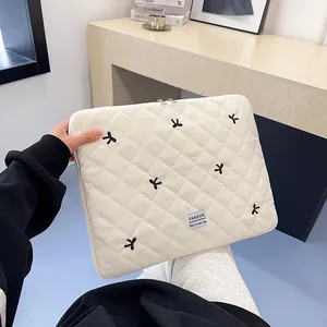 Housse d'ordinateur blanche matelassée avec broderie nœud noir et double fermeture éclair