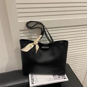 Grande borsa tote nera in pelle opaca con barra metallica e sciarpa di seta decorativa