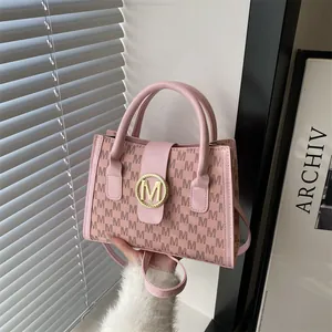 Roze draagtas met M-patroon en goudkleurig metalen logo voor dames dagelijks gebruik