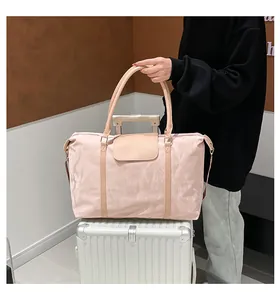 Dettaglio borsa da viaggio rosa con fascia per fissaggio su valigia trolley