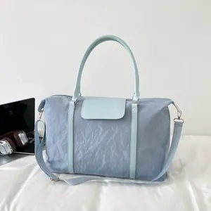 Grande borsa da viaggio azzurra con trama a pieghe e tracolla regolabile
