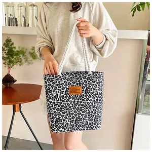 Details einer Canvas-Einkaufstasche mit Leopardenmuster, Seilgriffen und Leder-Patch