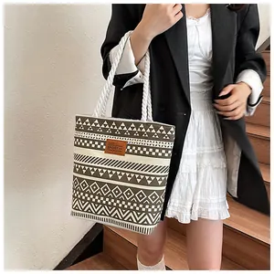 Detailansicht der Canvas-Tasche mit geometrischem Muster, Seilgriff und Lederaufnäher
