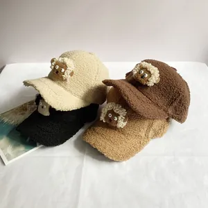 Détails des casquettes en polaire avec décorations de moutons en 3D en quatre couleurs