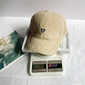 Detaillierte Gewichtsanzeige einer beige Fleece-Baseballkappe auf einer Waage